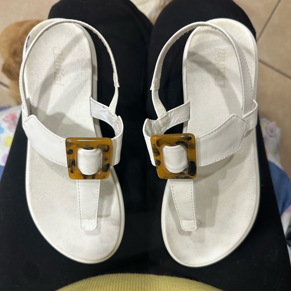 Olukai 
La‘i T–Bar

Women’s Strappy Beach Sandals
